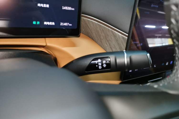 Used Wey Gaoshan 2025 Four-Wheel Drive Alpine 8 Gear Lever