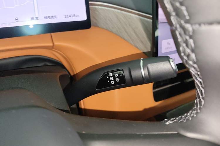Used Wey Gaoshan 2025 Four-Wheel Drive Alpine 8 Gear Lever