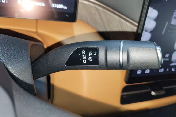 Used Wey Gaoshan 2025 Four-Wheel Drive Alpine 8 Gear Lever
