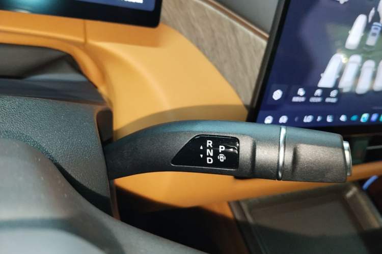 Used Wey Gaoshan 2025 Four-Wheel Drive Alpine 8 Gear Lever