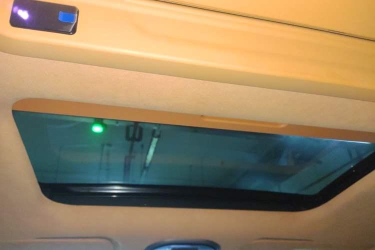 Used Wey Gaoshan 2025 Four-Wheel Drive Alpine 8 Headliner