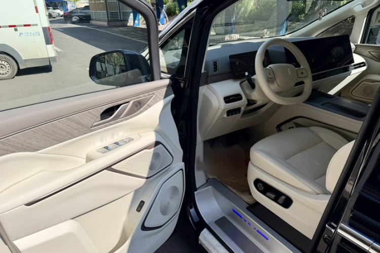 Used Wey Gaoshan 2025 Four-Wheel Drive Alpine 8 Interior 5