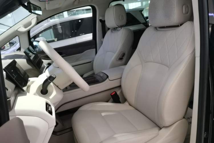 Used Wey Gaoshan 2025 Four-Wheel Drive Alpine 8 Left Front Seat