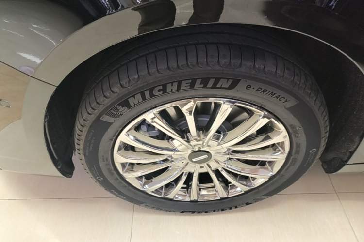 Used Wey Gaoshan 2025 Four-Wheel Drive Alpine 8 Left Front Wheel Hub