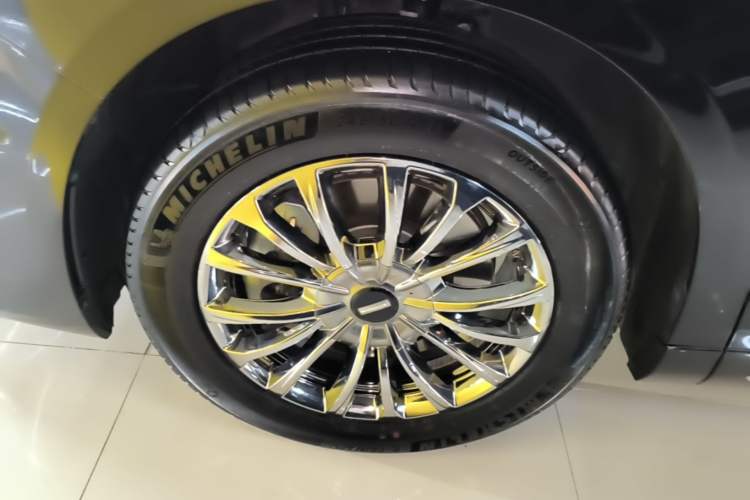Used Wey Gaoshan 2025 Four-Wheel Drive Alpine 9 Left Front Wheel Hub