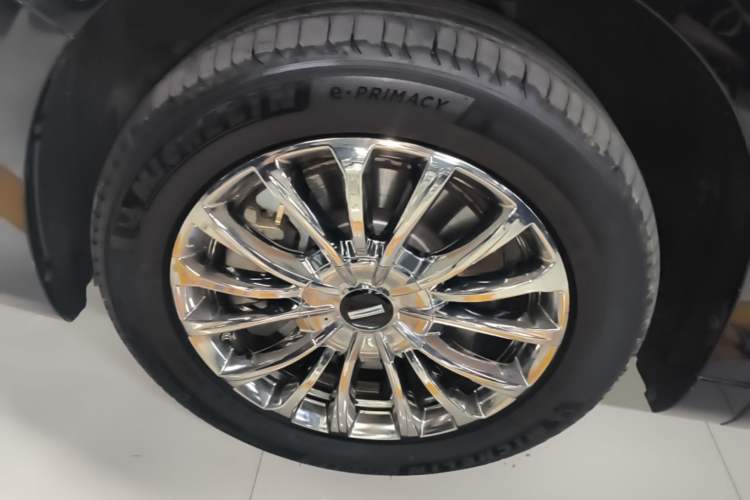 Used Wey Gaoshan 2025 Four-Wheel Drive Alpine 8 Left Front Wheel Hub