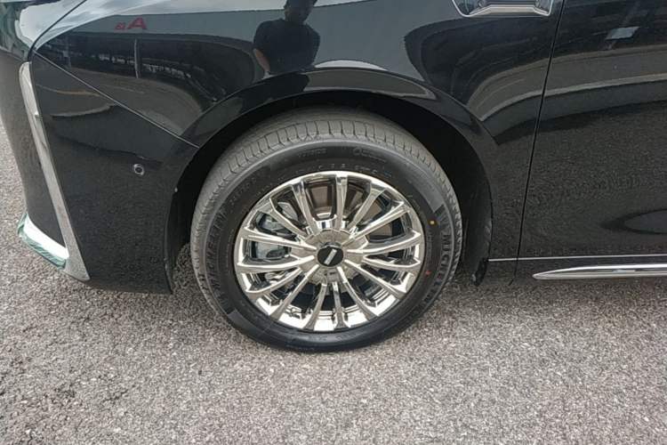 Used Wey Gaoshan 2025 Four-Wheel Drive Alpine 8 Left Front Wheel Hub