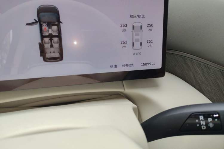 Used Wey Gaoshan 2025 Model Four-Wheel Drive Gao Shan 7 Odometer Close Up