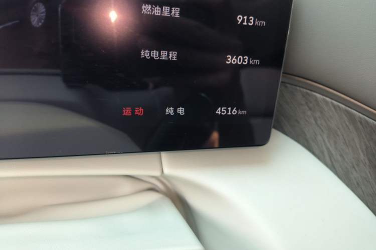 Used Wey Gaoshan 2025 Model Four-Wheel Drive Gao Shan 7 Odometer Close Up