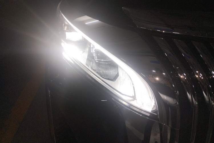 Used Wey Gaoshan 2025 Four-Wheel Drive Alpine 8 Right Front Headlight