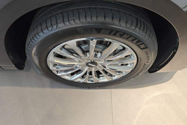 Used Wey Gaoshan 2025 Four-Wheel Drive Alpine 9 Right Front Wheel Hub