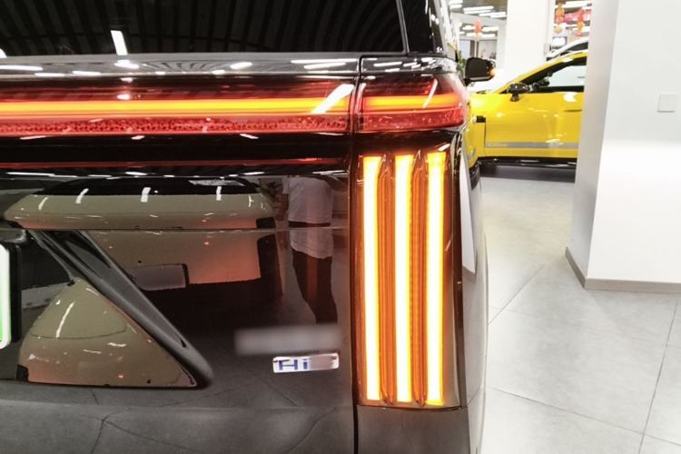 Used Wey Gaoshan 2025 Four-Wheel Drive Alpine 8 Right Rear Taillight