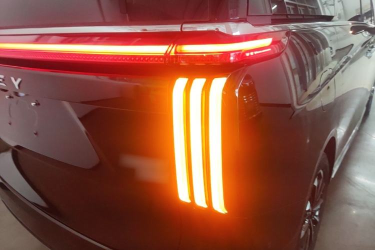 Used Wey Gaoshan 2025 Model Four-Wheel Drive Gao Shan 7 Right Rear Taillight