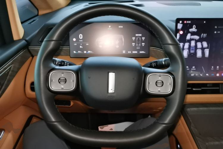 Used Wey Gaoshan 2025 Four-Wheel Drive Alpine 8 Steering Wheel