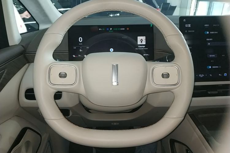 Used Wey Gaoshan 2025 Four-Wheel Drive Alpine 8 Steering Wheel