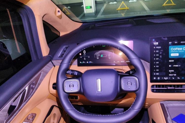 Used Wey Gaoshan 2025 Four-Wheel Drive Alpine 8 Steering Wheel