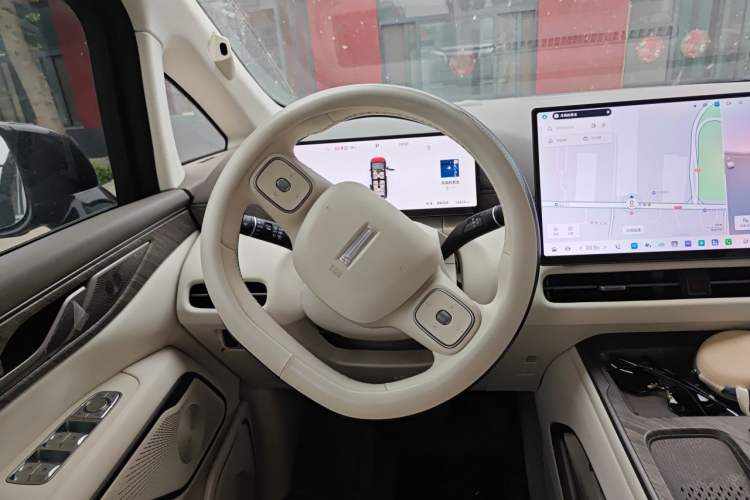 Used Wey Gaoshan 2025 Four-Wheel Drive Alpine 8 Steering Wheel