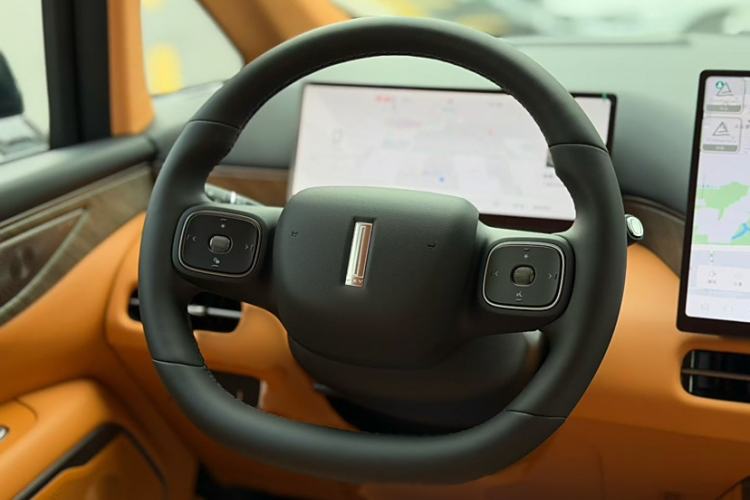 Used Wey Gaoshan 2025 Four-Wheel Drive Alpine 8 Steering Wheel
