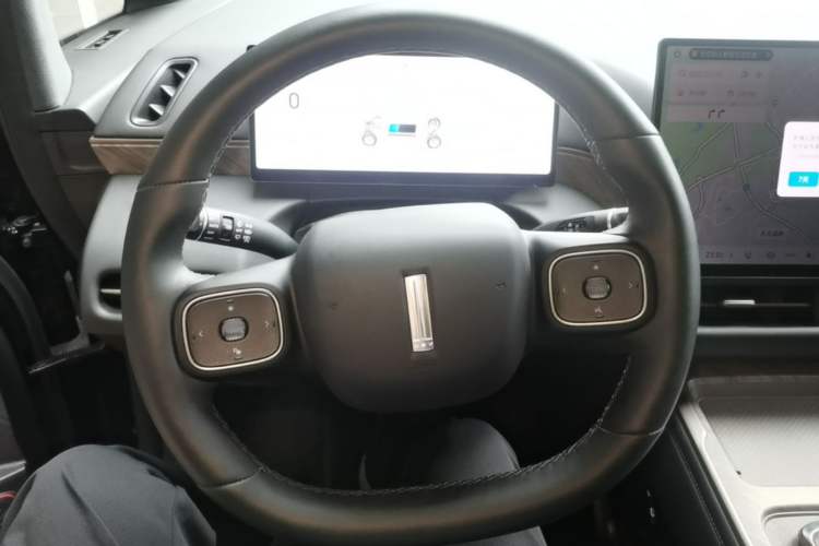Used Wey Gaoshan 2025 Four-Wheel Drive Alpine 8 Steering Wheel