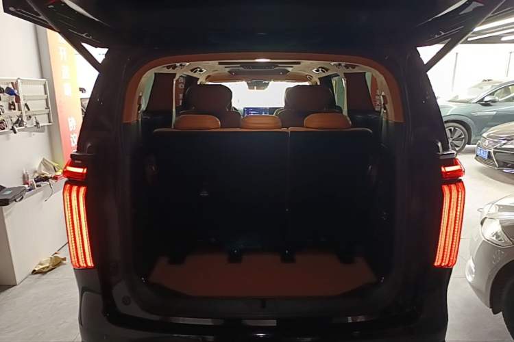 Used Wey Gaoshan 2025 Four-Wheel Drive Alpine 8 Trunk