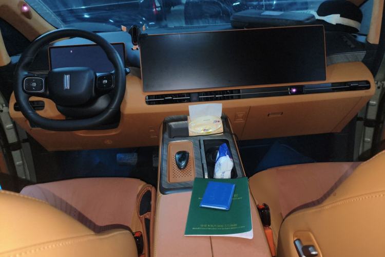 Used Wey Gaoshan 2025 Four-Wheel Drive Alpine 8 Center Console