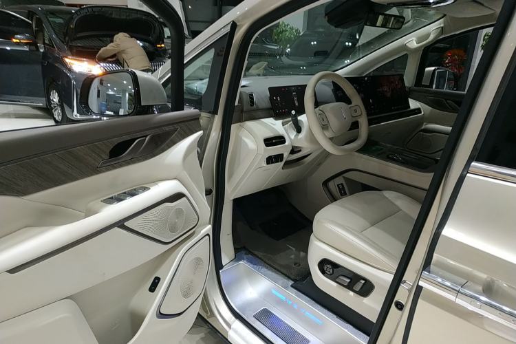 Used Wey Gaoshan 2025 Four-Wheel Drive Alpine 8 Interior 3