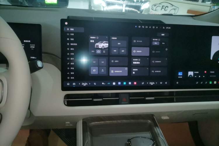 Used Wey Gaoshan 2025 Four-Wheel Drive Alpine 8 Audio And AC Panel