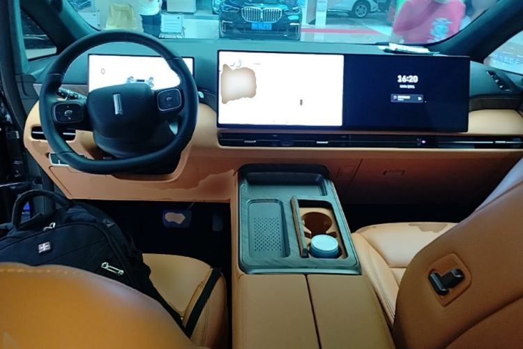 Used Wey Gaoshan 2025 Four-Wheel Drive Alpine 8 Center Console