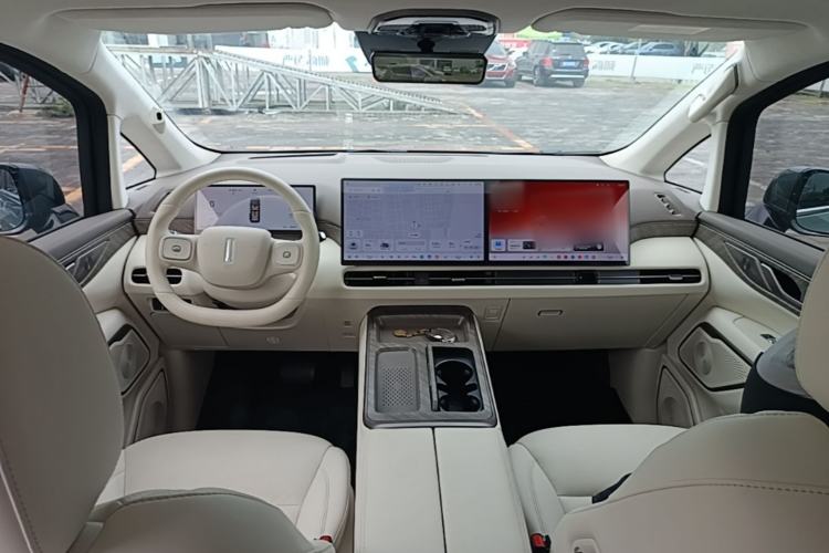 Used Wey Gaoshan 2025 Four-Wheel Drive Alpine 8 Center Console