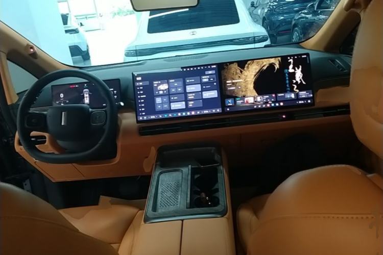 Used Wey Gaoshan 2025 Four-Wheel Drive Alpine 8 Center Console