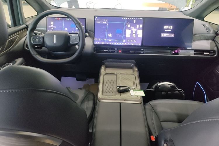 Used Wey Gaoshan 2025 Four-Wheel Drive Alpine 8 Center Console