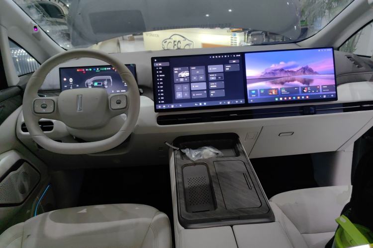 Used Wey Gaoshan 2025 Four-Wheel Drive Alpine 8 Center Console