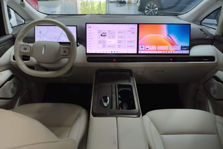 Used Wey Gaoshan 2025 Four-Wheel Drive Alpine 8 Center Console