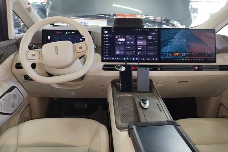 Used Wey Gaoshan 2025 Four-Wheel Drive Alpine 8 Center Console