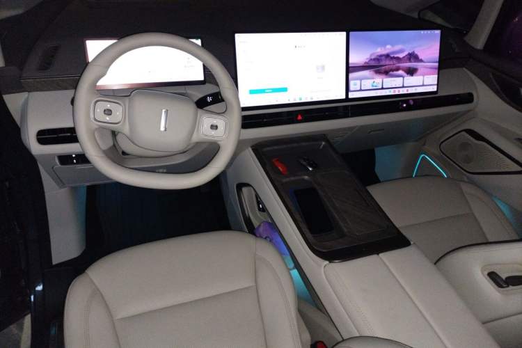 Used Wey Gaoshan 2025 Four-Wheel Drive Alpine 8 Center Console