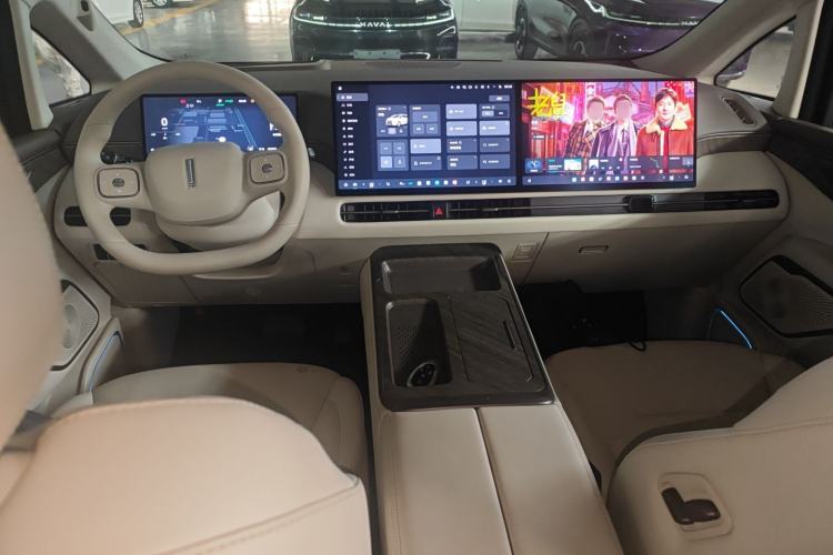 Used Wey Gaoshan 2025 Four-Wheel Drive Alpine 8 Center Console