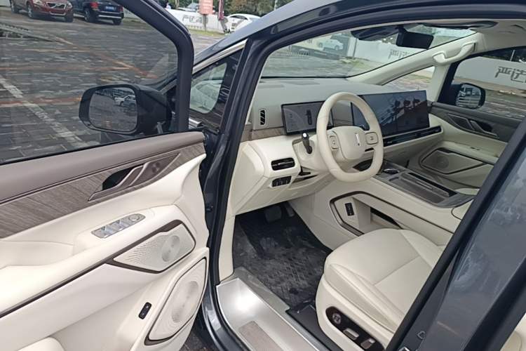 Used Wey Gaoshan 2025 Four-Wheel Drive Alpine 8 Driver Seat