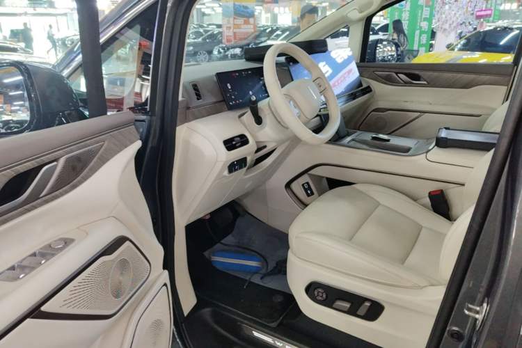 Used Wey Gaoshan 2025 Four-Wheel Drive Alpine 8 Driver Seat