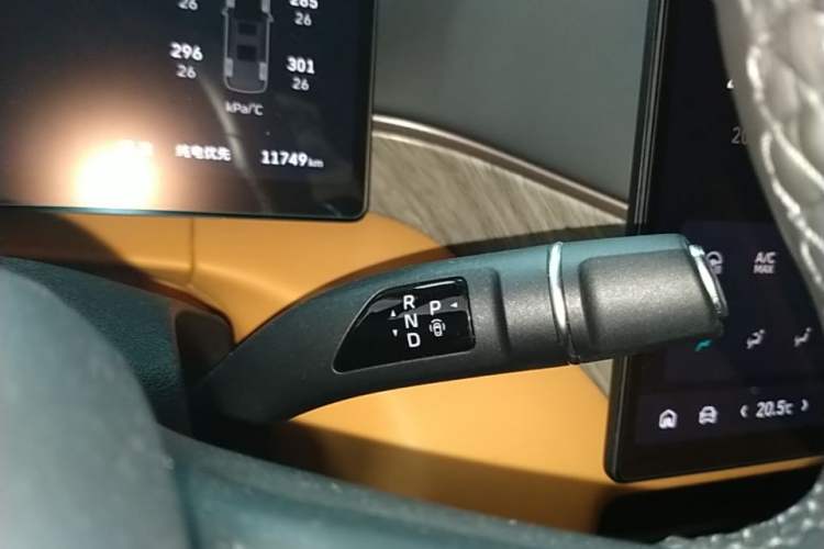 Used Wey Gaoshan 2025 Four-Wheel Drive Alpine 8 Gear Lever