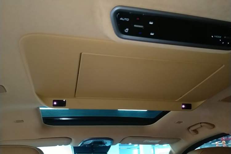 Used Wey Gaoshan 2025 Four-Wheel Drive Alpine 8 Headliner