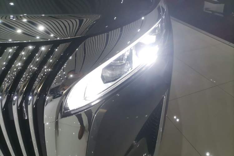 Used Wey Gaoshan 2025 Four-Wheel Drive Alpine 8 Left Front Headlight