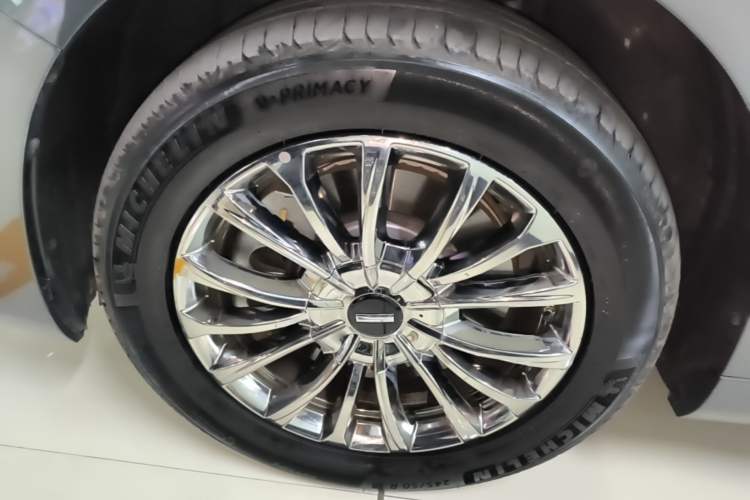 Used Wey Gaoshan 2025 Four-Wheel Drive Alpine 9 Left Front Wheel Hub
