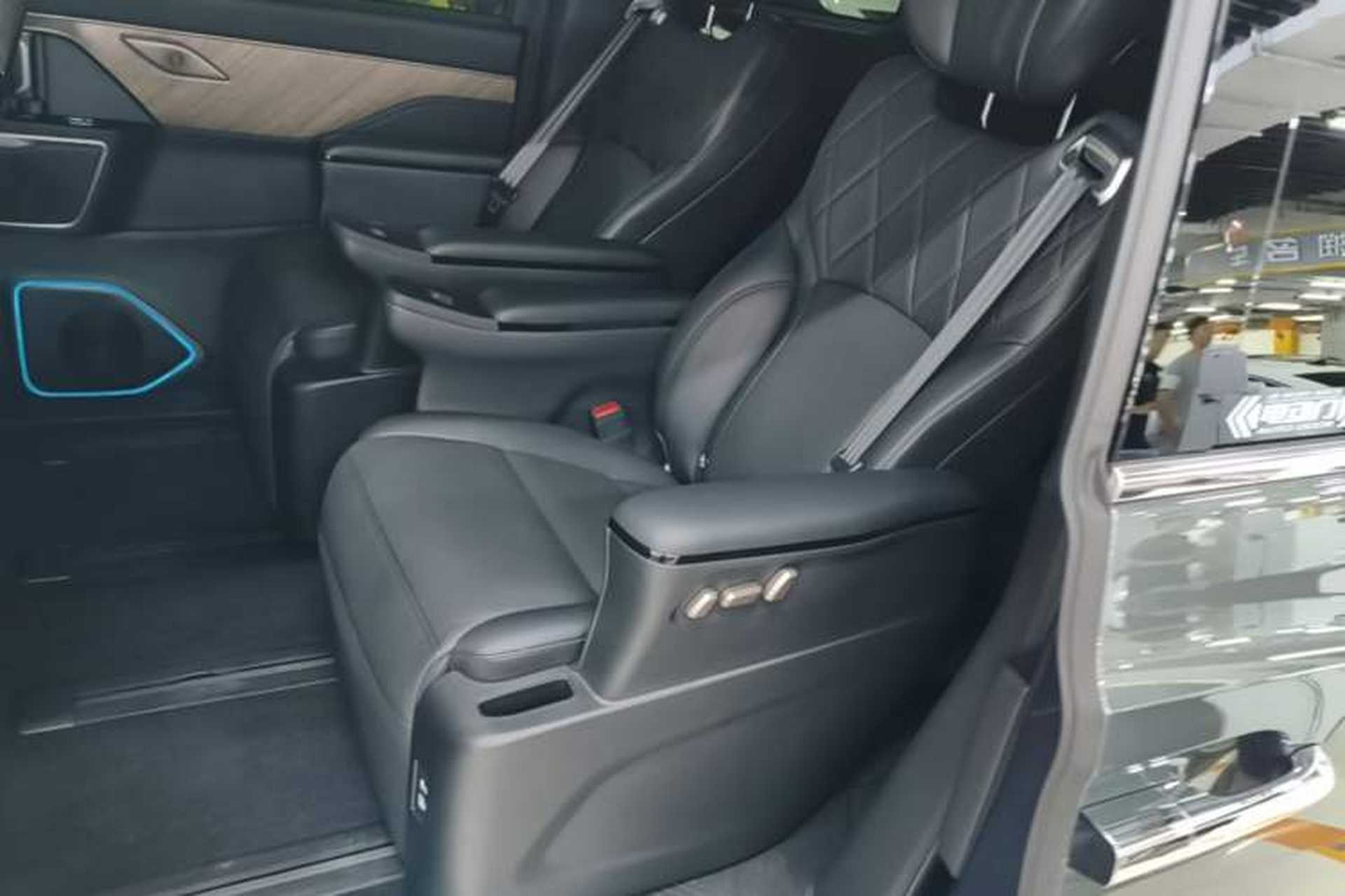 Used Wey Gaoshan 2025 Four-Wheel Drive Alpine 8 Left Rear Seat