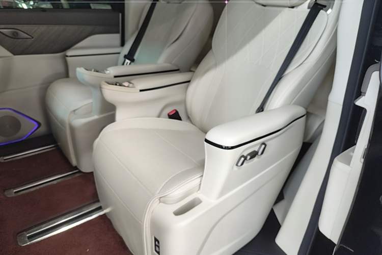Used Wey Gaoshan 2025 Four-Wheel Drive Alpine 8 Left Rear Seat