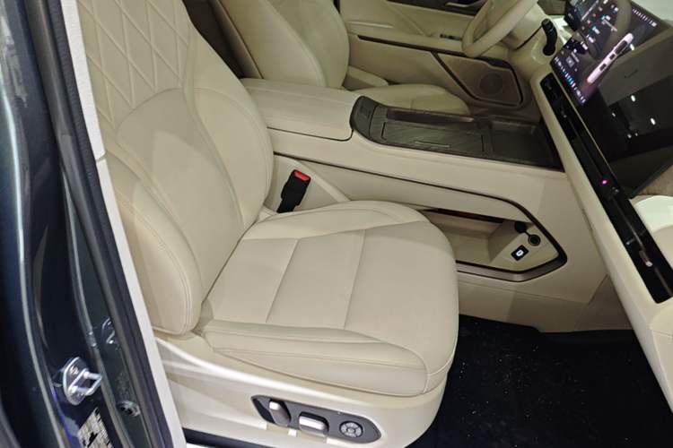 Used Wey Gaoshan 2025 Four-Wheel Drive Alpine 8 Right Front Seat