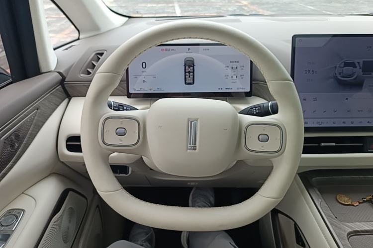 Used Wey Gaoshan 2025 Four-Wheel Drive Alpine 8 Steering Wheel