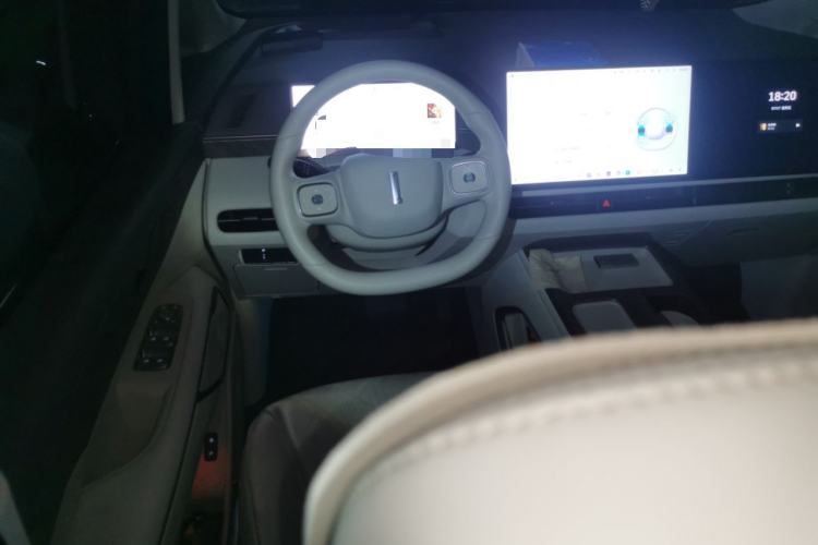 Used Wey Gaoshan 2025 Four-Wheel Drive Alpine 8 Steering Wheel