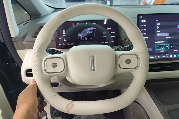 Used Wey Gaoshan 2025 Four-Wheel Drive Alpine 8 Steering Wheel