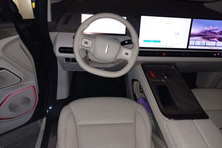 Used Wey Gaoshan 2025 Four-Wheel Drive Alpine 8 Steering Wheel