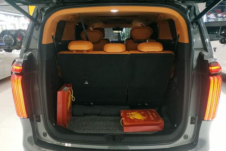 Used Wey Gaoshan 2025 Four-Wheel Drive Alpine 8 Trunk
